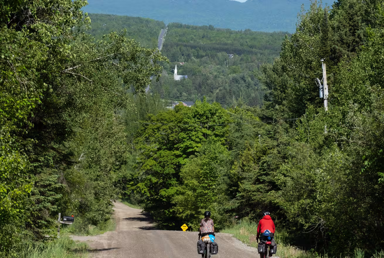 Deux cyclistes sur une route de gravelle près de Stukely, dans les Cantons-de-l'Est