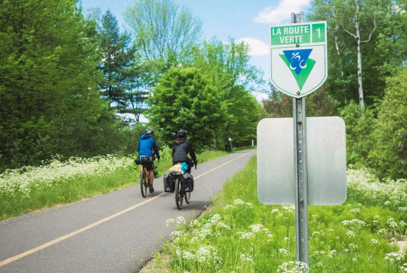 Deux cyclistes sur la Route verte dans les Cantons-de-l'Est