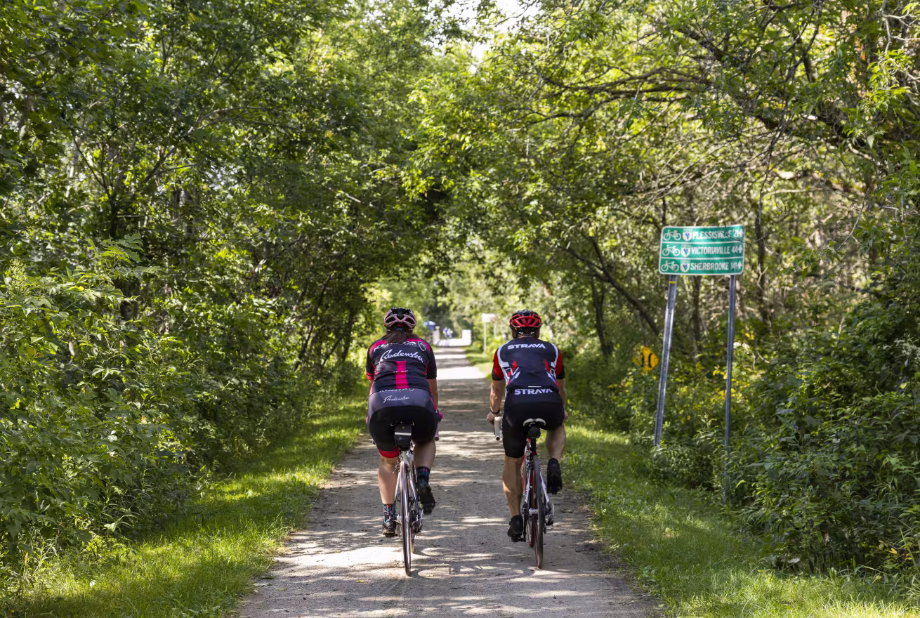 Deux cyclistes sur la Route verte au Centre-du-Québec