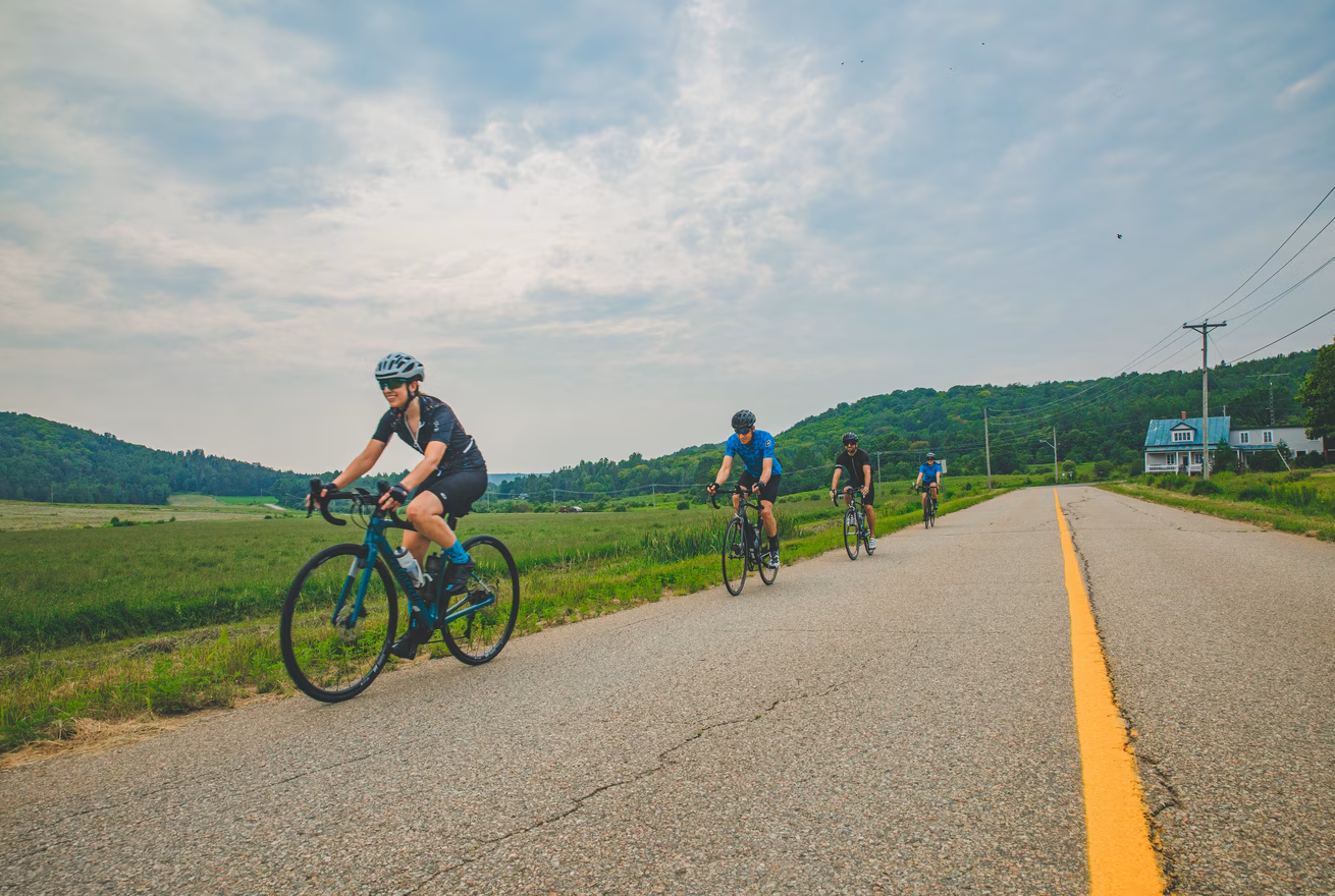 Groupe de cyclistes sur une route du piémont dans Lanaudière