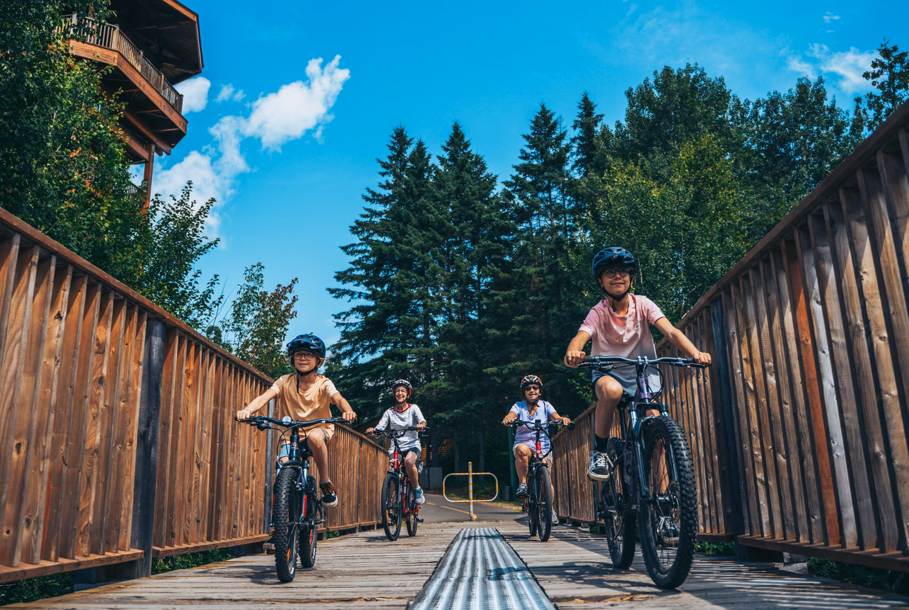 Enfants en vélo à La Tuque