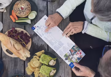 Des personnes prennent une collation à un table à pique-nique