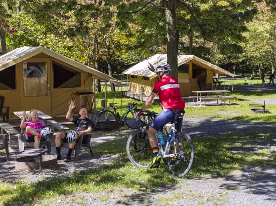 Des cyclistes séjournent en prêt-à-camper au Centre-du-Québec