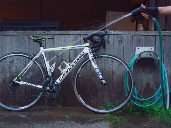 Un vélo est rincé à l'eau
