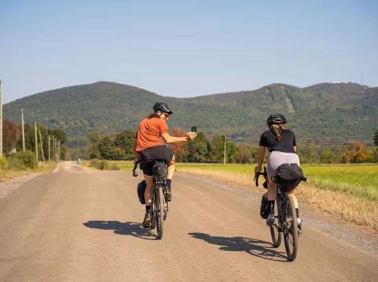 Deux cyclistes de gravelle roule sur une route non asphaltée dans les Cantons-de-l'Est