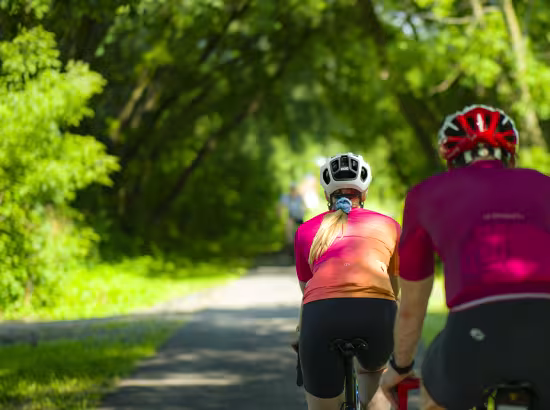 Couple de cyclistes sur la piste cyclable La Route des Champs