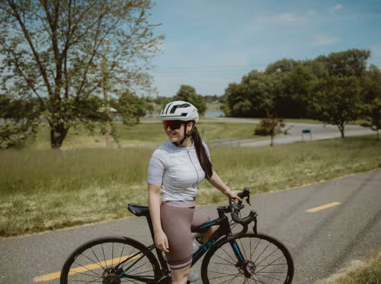 Une cycliste prend une pause sur une piste cyclable à Lévis en Chaudière-Appalache