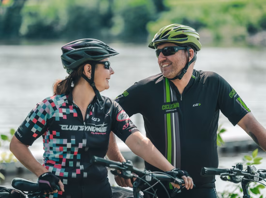 Couple en vélo à assistance électrique