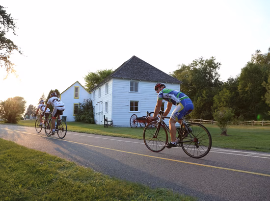 Cyclistes en direction du Musée Louis-Hémon