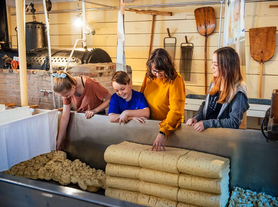 Visiteurs au Musée de la Vieille Fromageire Perron