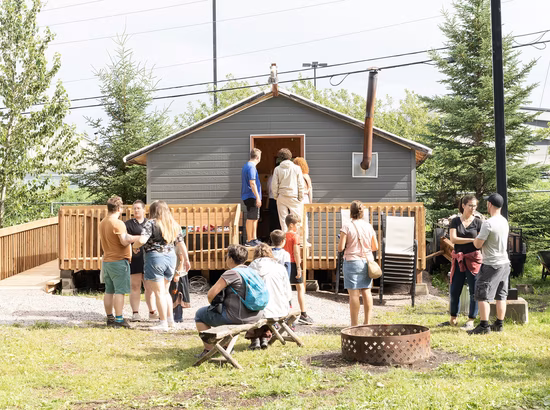 Visiteurs au Musée ilnu de Mashteuiatsh