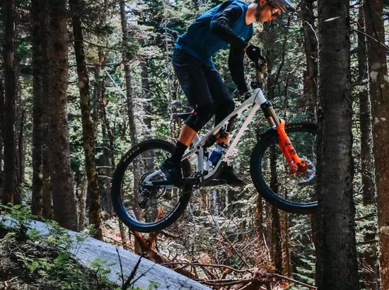 Un cycliste descend un sentier de vélo de montagne au Mont Sainte-Cécile