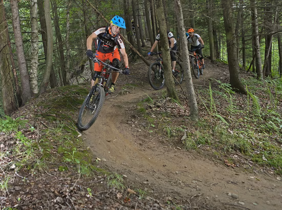Un cycliste descend un sentier en vélo de montagne au Parc de la Gorge de Coaticook