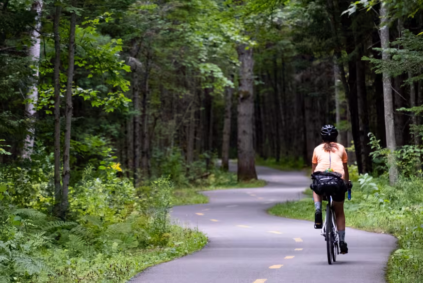 Une cycliste sur une piste cyclable en forêt en Mauricie près de Saint-Louis-de-France 