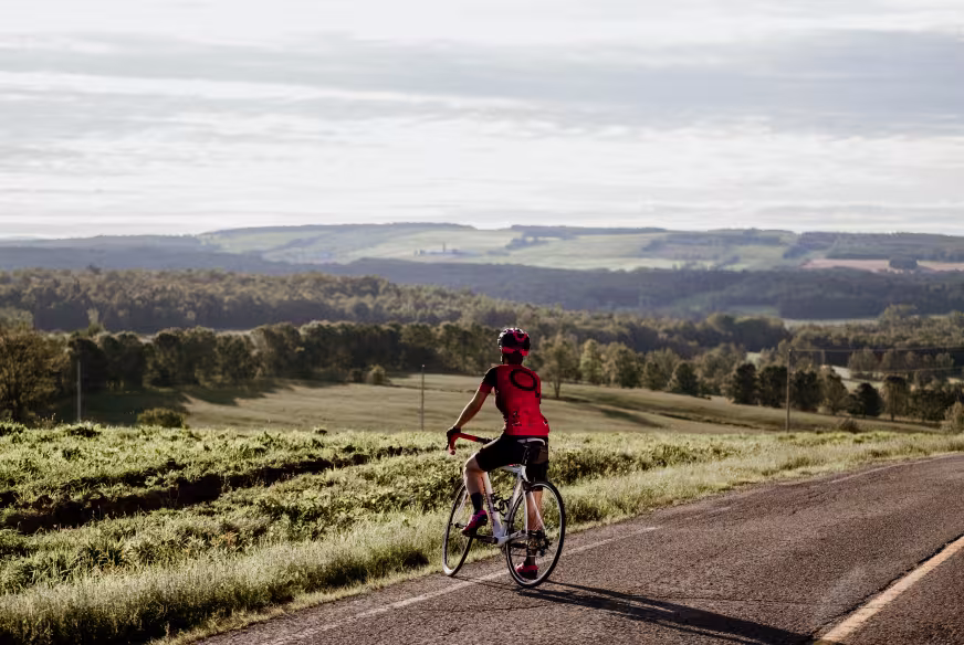 Une cycliste sur le rang des Buttes Warwick