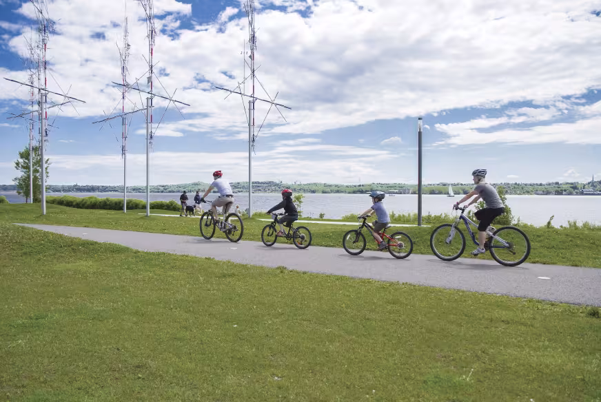 Une famille avec des enfants à vélo sur la Route verte dans la région de Québec