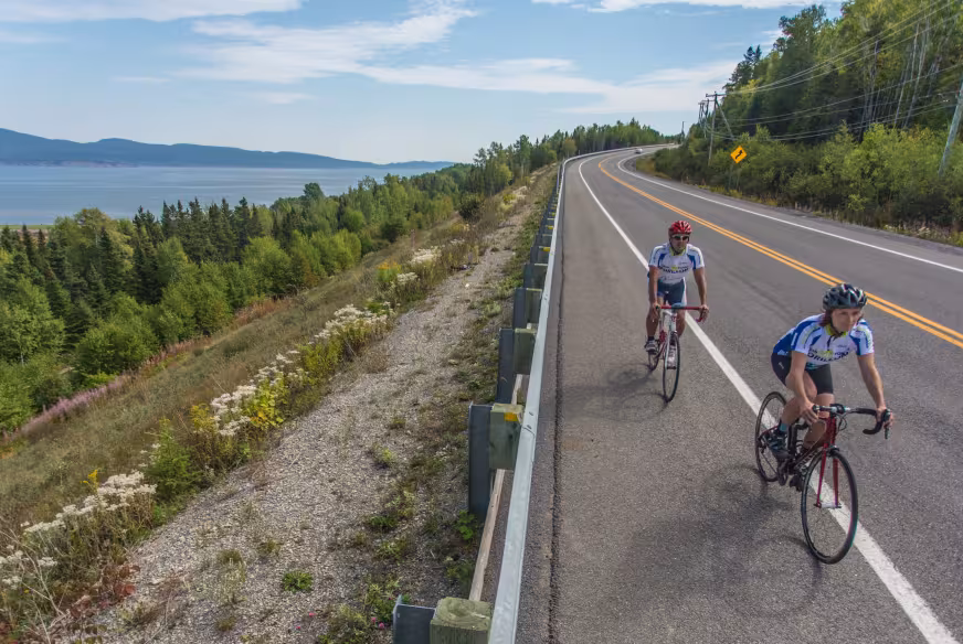 Deux cyclistes en Gaspésie sur la Route verte