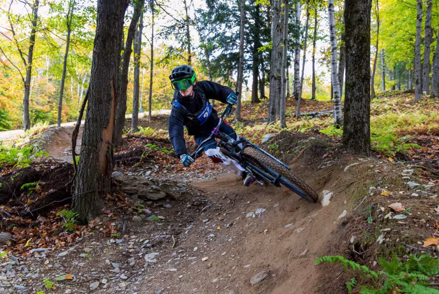 Un cycliste en vélo de montagne au Mont Apic