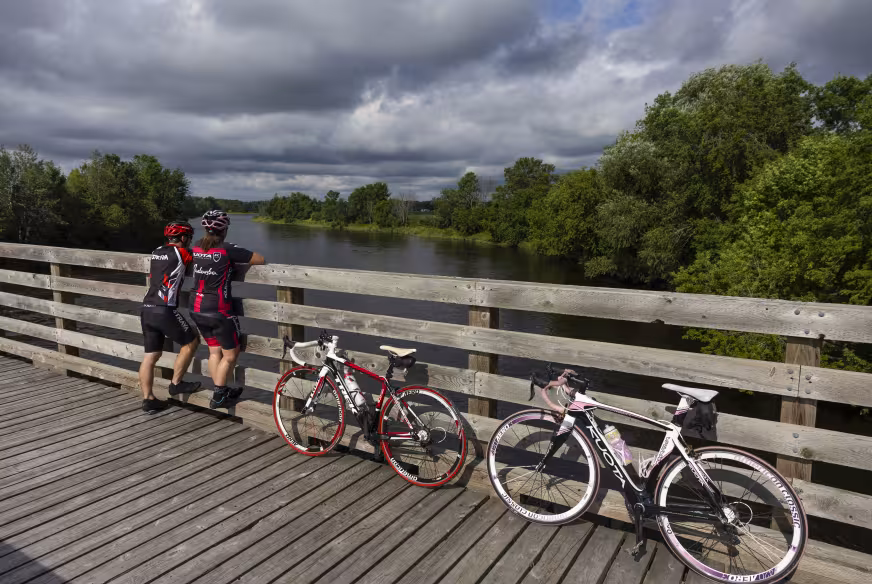 Deux cyclistes sur un pont au Centre-du-Québec