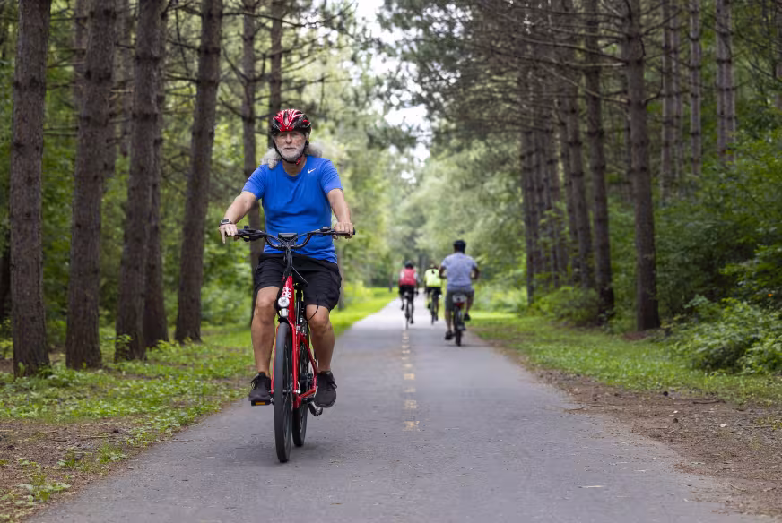 Un cycliste roule sur une piste cyclable dans le Centre-du-Québec