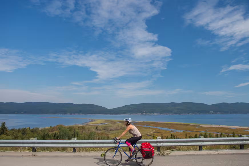 Cyclotouriste le long de la côte en Gaspesie