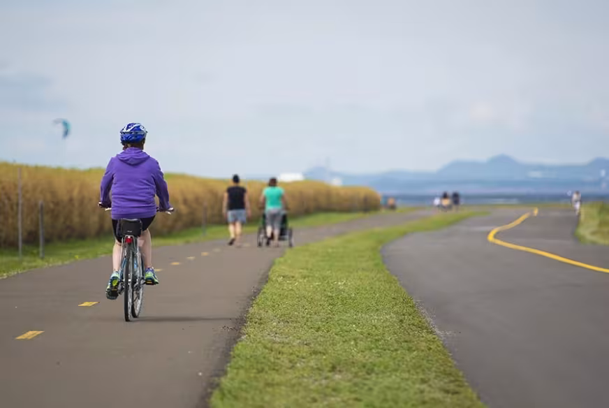 velo de randonnee sur une piste cyclable en gaspesie