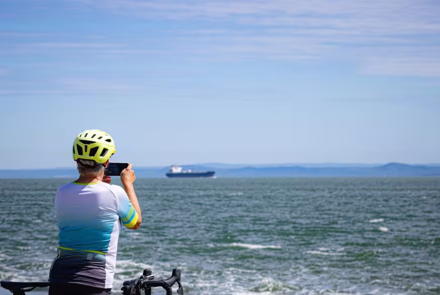 Pause vélo devant le fleuve Saint-Laurent