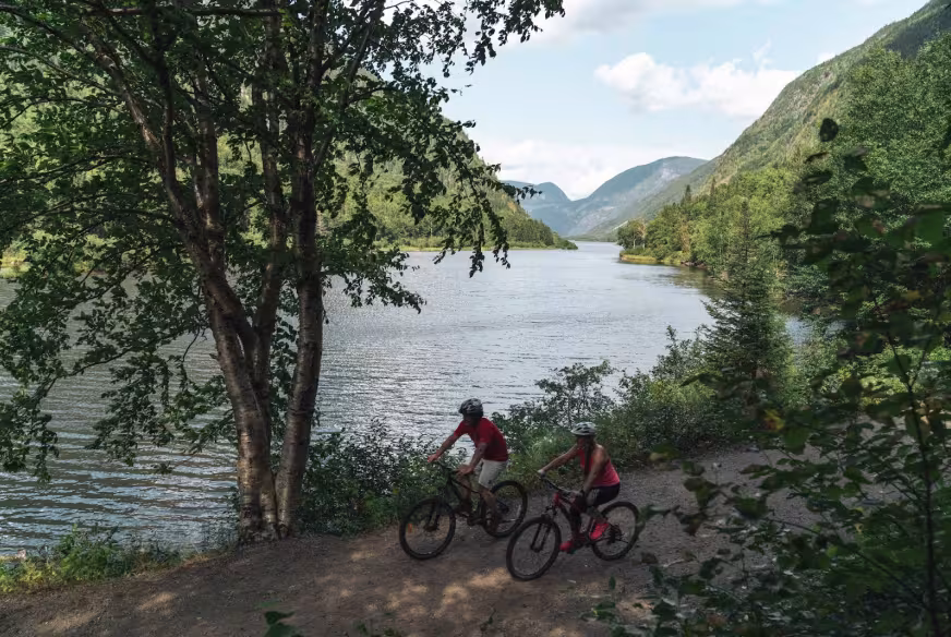 Piste cyclable de gravelle sur le bord d'un lac
