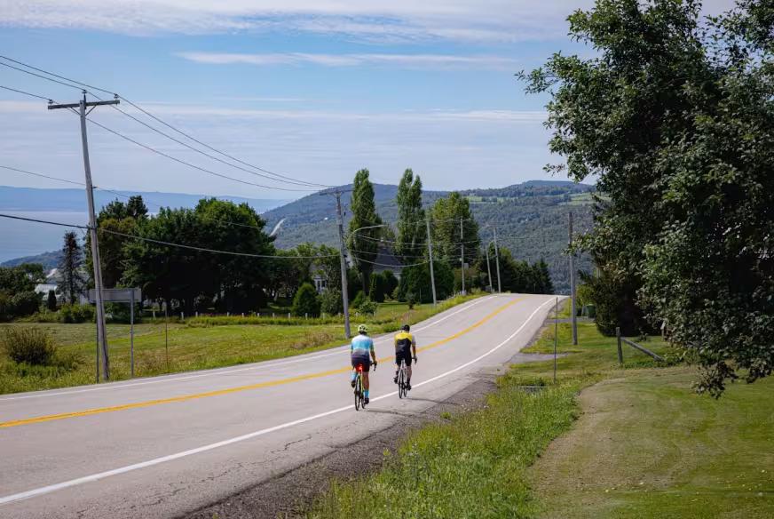 Vélo de route sur une route paisible dans Charlevoix