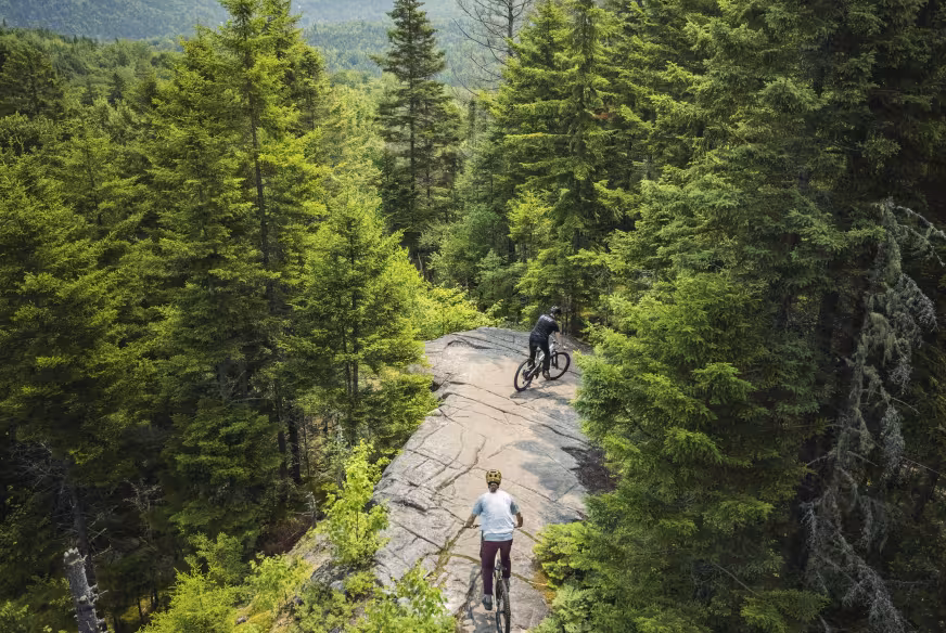 Sentier de vélo de montagne scénique à Sentiers du moulin