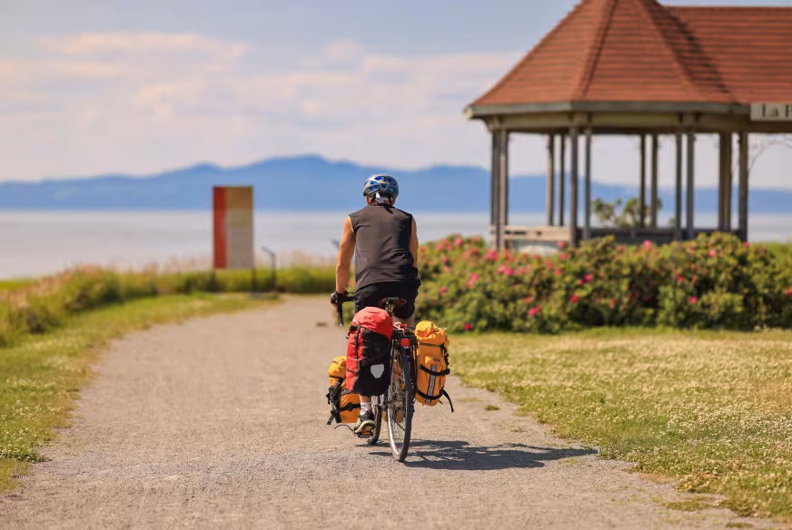 Cyclotouriste sur un piste cyclable à La Pocatière