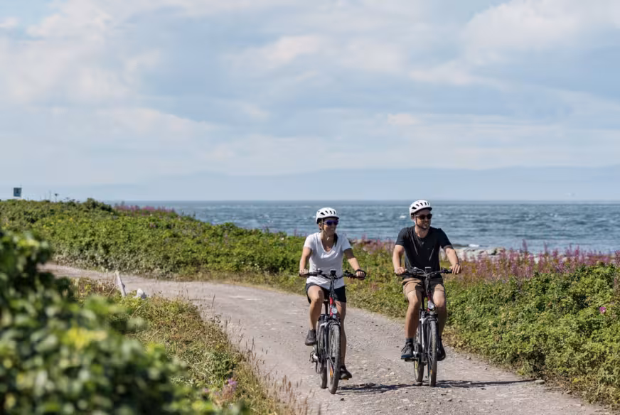 Couple de cyclistes sur l'Île Verte