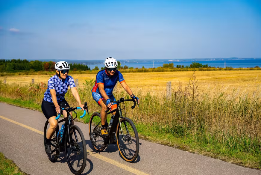 Cyclistes sur une piste cyclable de la Véloroute des Bleuets