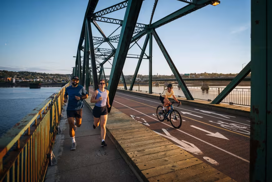 Cycliste dans le Vieux port de Chicoutimi