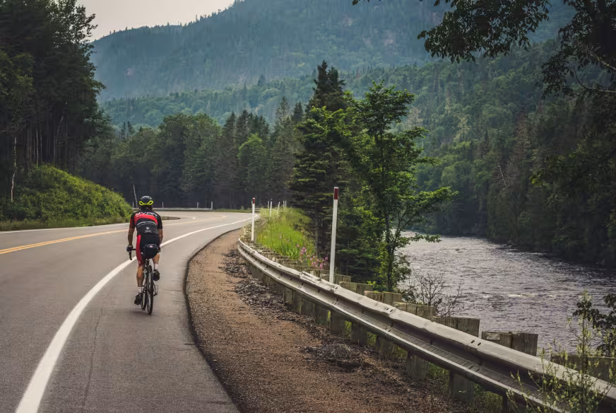 Cycliste de route sur la Véloroute du Fjord