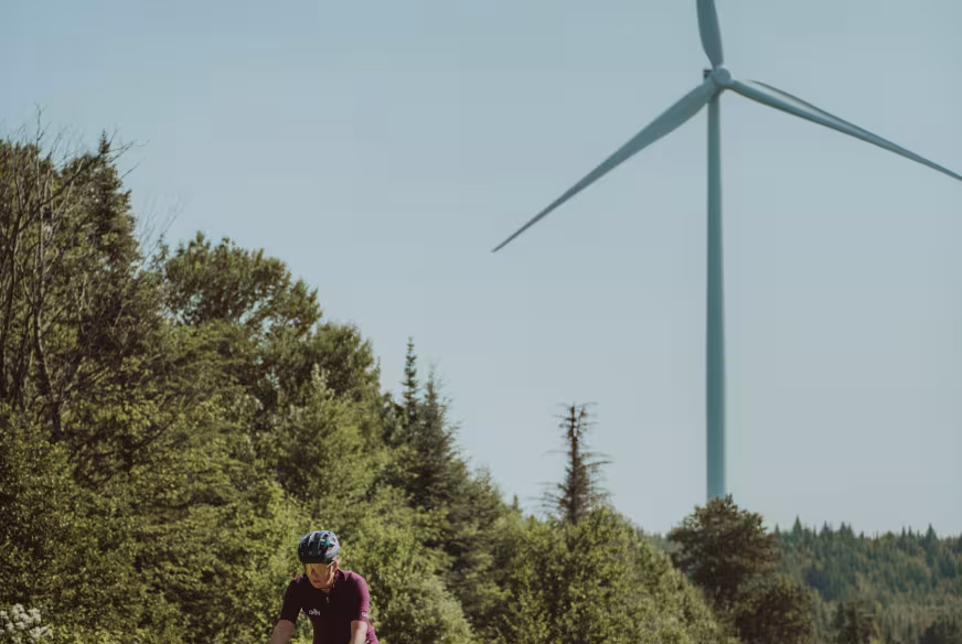 Un cycliste roule sur une route dans Lotbinière en Chaudière-Appalaches