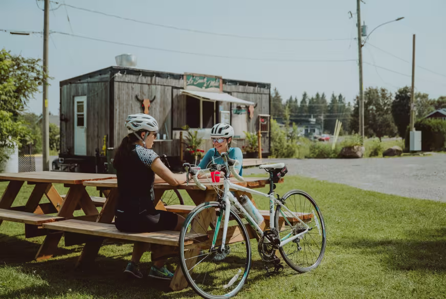 Deux cyclistes prennent une pause dans Lotbinière à une table à pic-nic