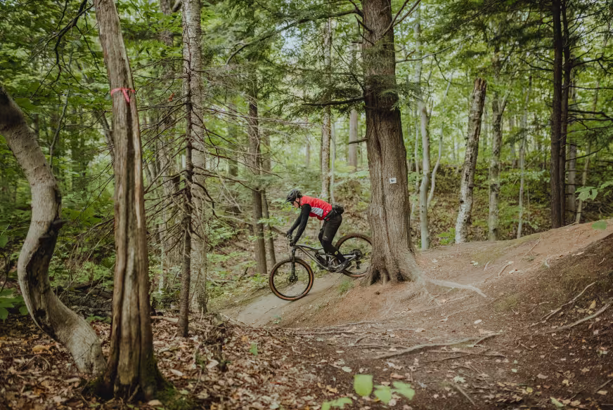 Un cycliste dans un sentier de vélo de montagne à Lévis en Chaudière-Appalaches