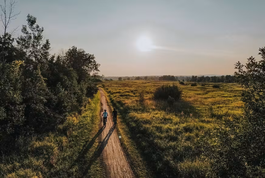 Deux cyclistes roulent au Parc National de Plaisance en Outaouais