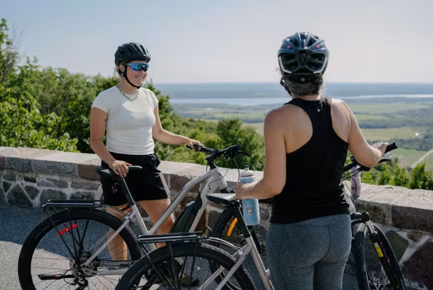 Deux cyclistes prennent une pause au belvédère Champlain en Outaouais