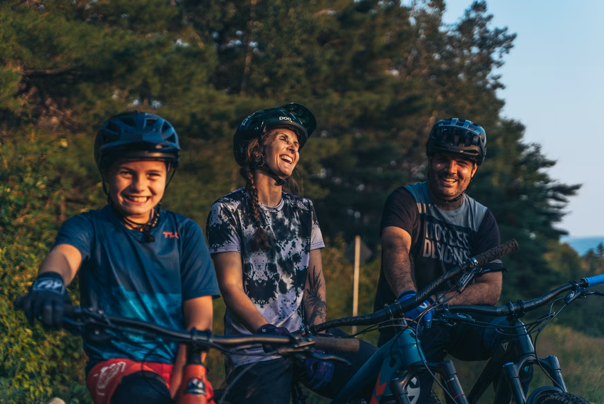 Famille en vélo de montagne