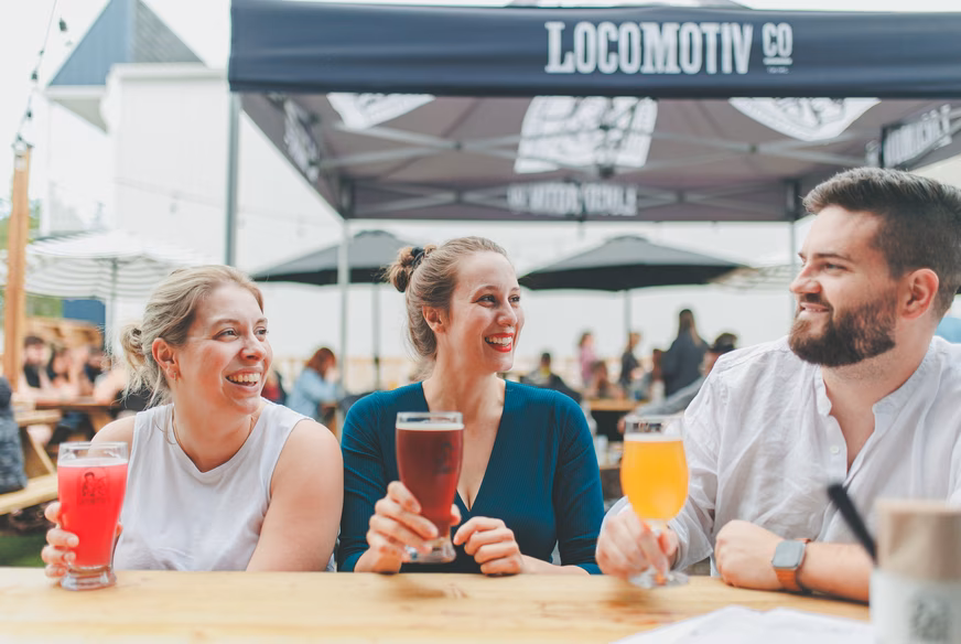 Détente autour d'une bière à la microbrasserie Locomotiv