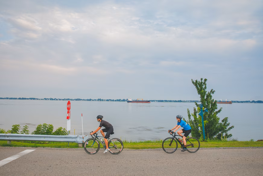 Cyclistes devant le Fleuve à Berthierville