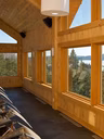 Salle de détente avec vue sur le lac