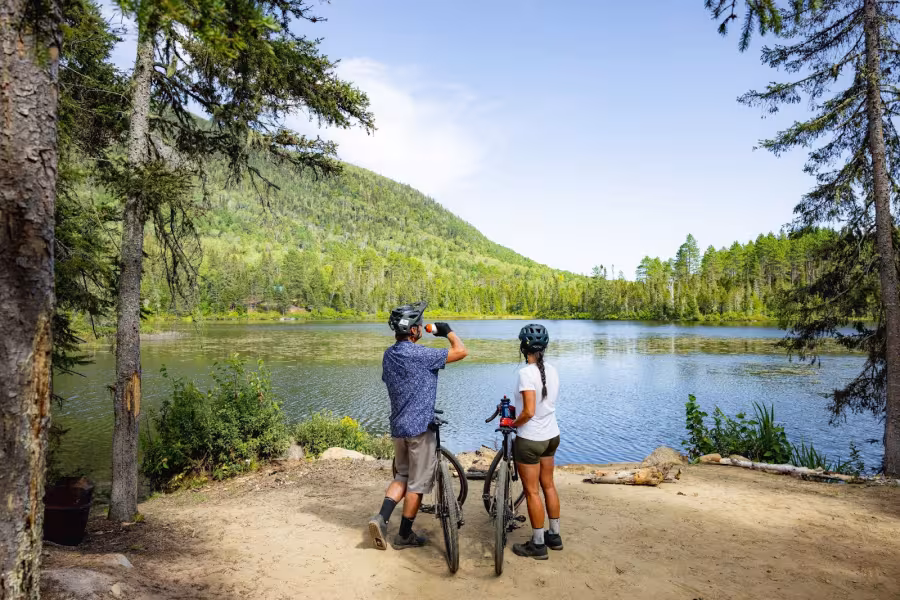 Pause vélo sur le bord d'un lac dans Charlevoix