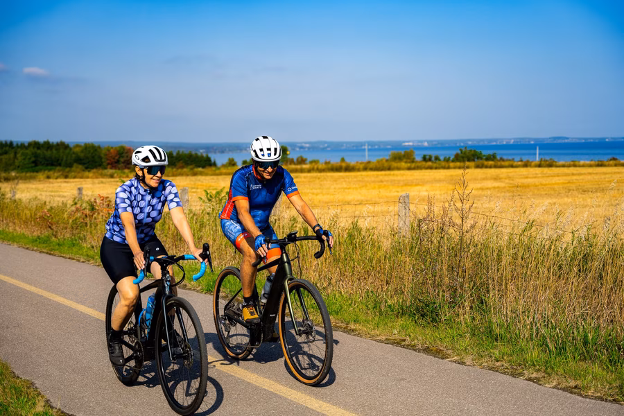 Cyclistes sur une piste cyclable de la Véloroute des Bleuets