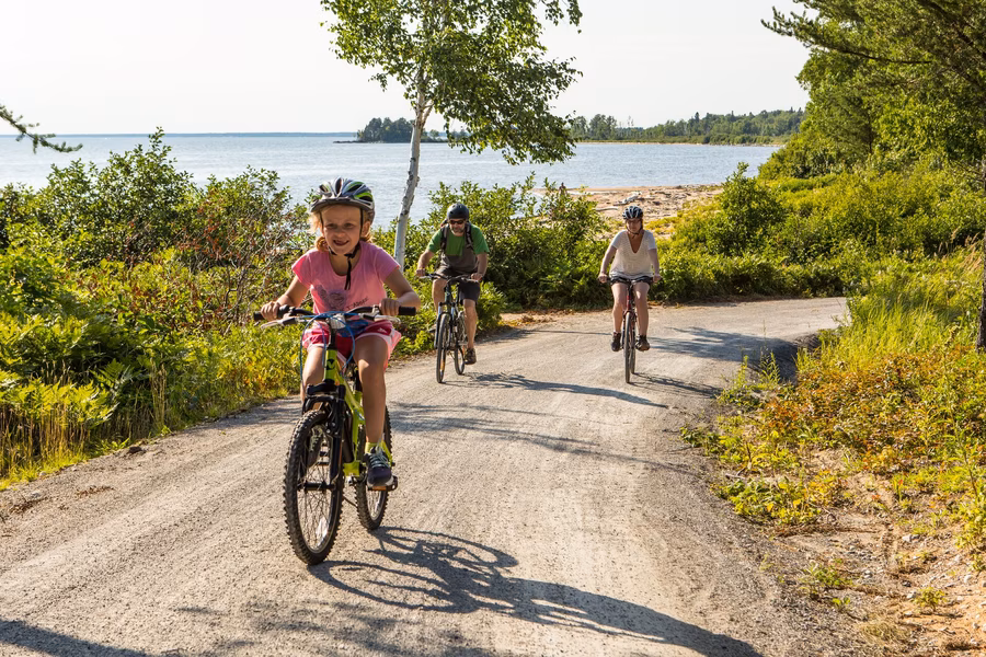 Famille sur la piste cyclable de la Pointe-Taillon