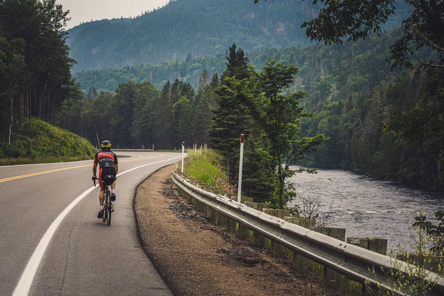 Cycliste de route sur la Véloroute du Fjord
