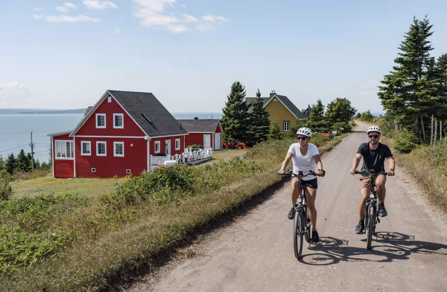 Deux cyclistes roulent le long du fleuve Saint-Laurent à l'Île Verte
