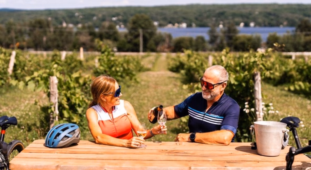 Cyclistes dans un vignoble de la Véloroute Groumande